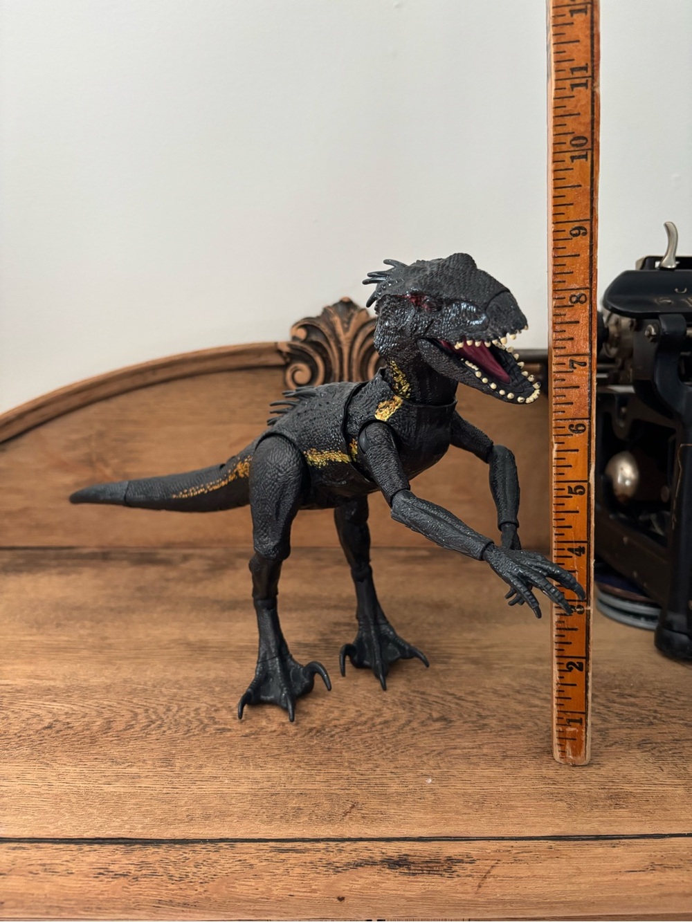 Jurassic World Fallen Kingdom INDORAPTOR Black/Gold Dinosaur